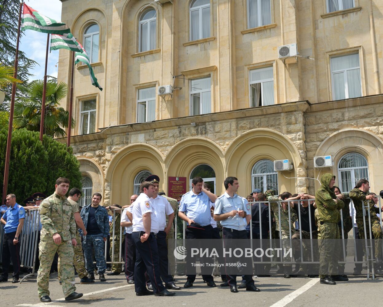 Митинг в Сухуме с требованием переноса даты президентских выборов