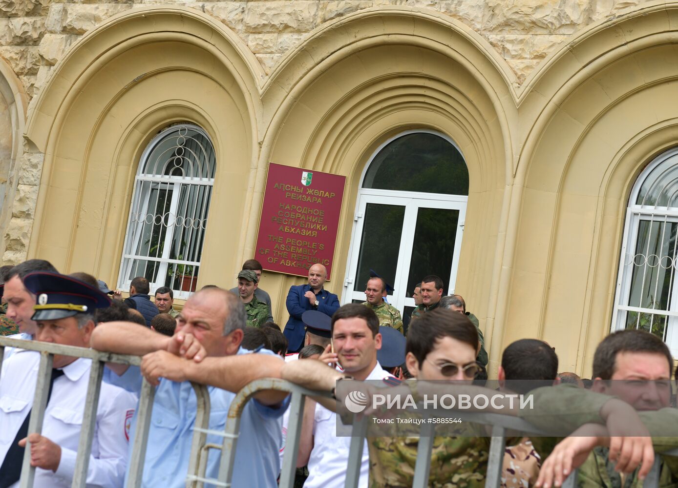 Митинг в Сухуме с требованием переноса даты президентских выборов