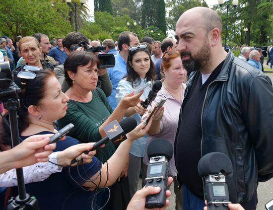 Митинг в Сухуме с требованием переноса даты президентских выборов