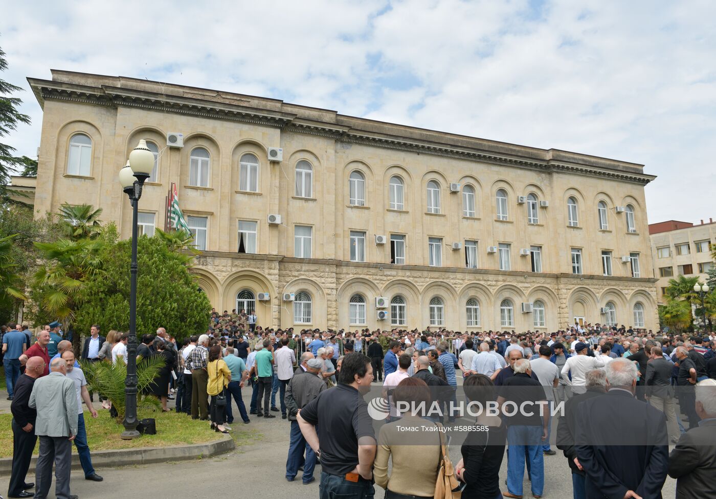 Митинг в Сухуме с требованием переноса даты президентских выборов