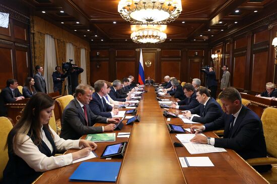 Премьер-министр РФ Д. Медведев провел заседание президиума Совета при президенте РФ по стратегическому развитию и национальным проектам 