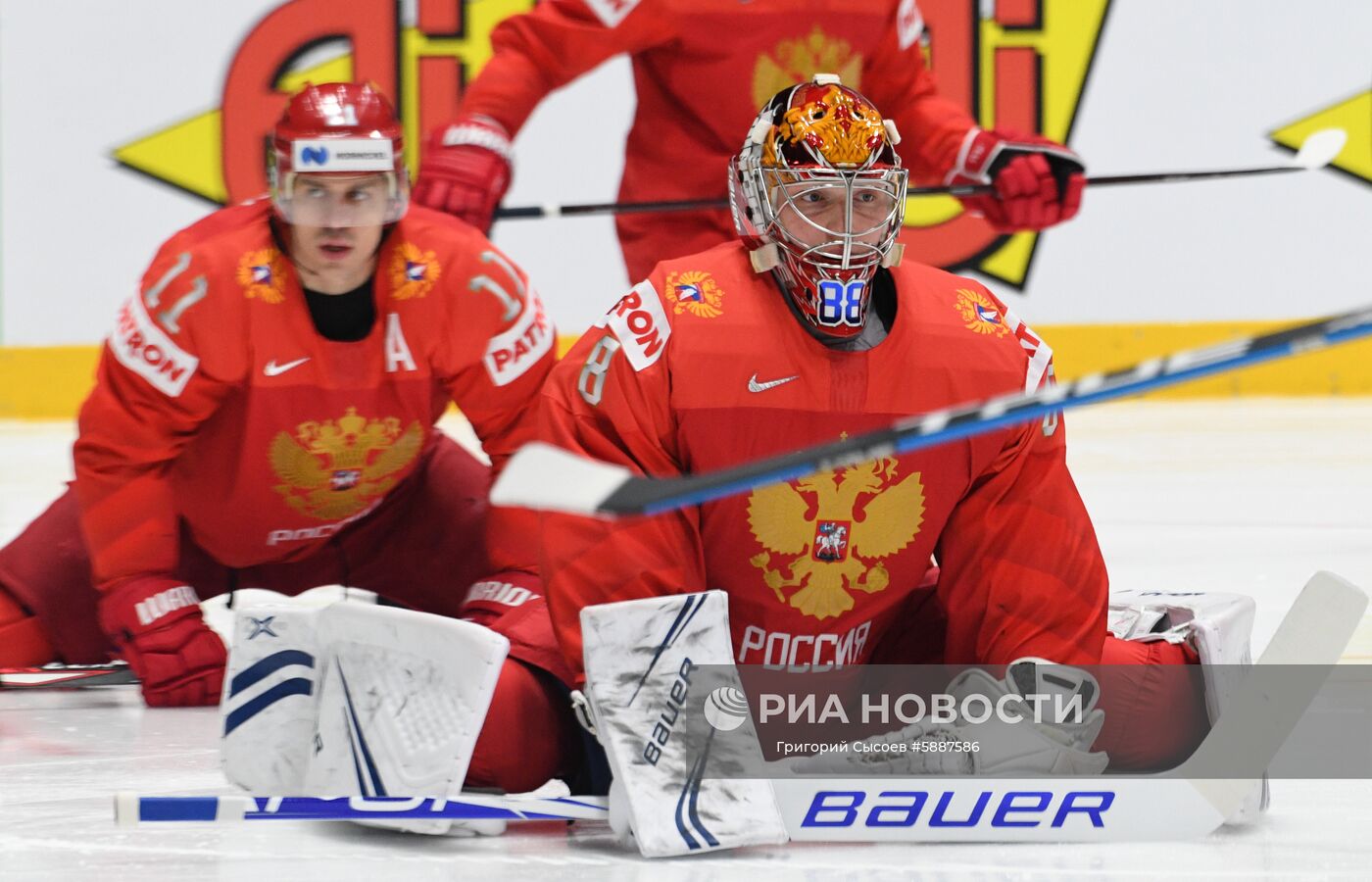 Вратарь сборной России Андрей Василевский (справа) и игрок сборной России Евгений Малкин во время раскатки перед началом матча группового этапа чемпионата мира по хоккею между сборными командами Швеции и России. Место: Словакия, Братислава. Автор: Григорий Сысоев/РИА Новости. Хоккей. Чемпионат мира. Матч Швеция - Россия