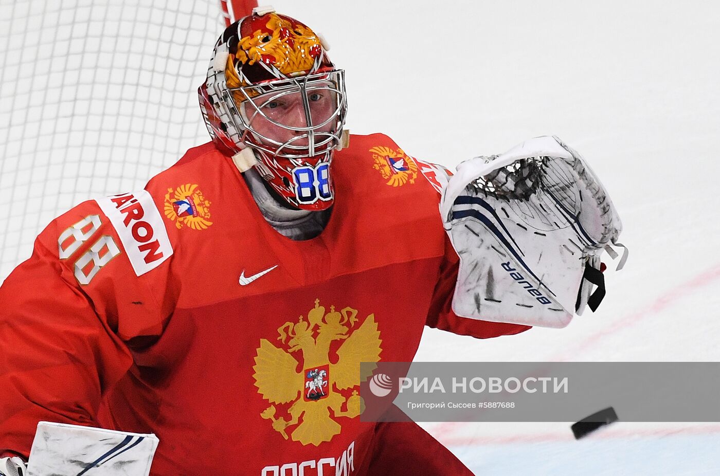 Вратарь сборной России Андрей Василевский в матче группового этапа чемпионата мира по хоккею между сборными командами Швеции и России. Место: Словакия, Братислава. Автор: Григорий Сысоев/РИА Новости. Хоккей. Чемпионат мира. Матч Швеция - Россия