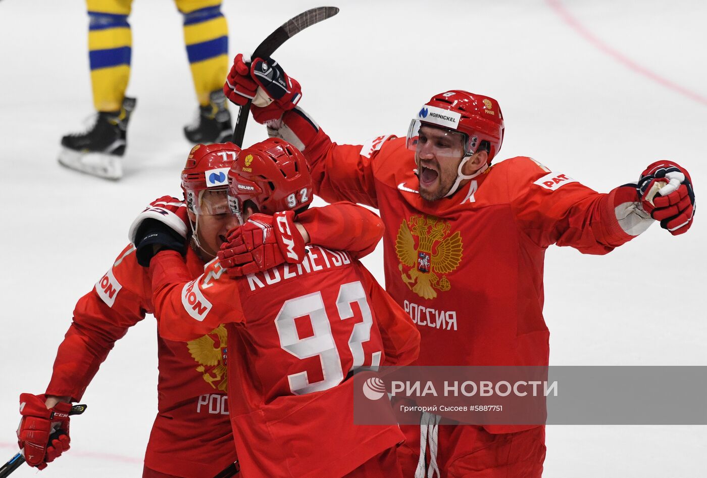 Игроки сборной России Кирилл Капризов, Евгений Кузнецов и Александр Овечкин (слева направо) радуются забитой шайбе в матче группового этапа чемпионата мира по хоккею между сборными командами Швеции и России. Место: Словакия, Братислава. Автор: Григорий Сысоев/РИА Новости. Хоккей. Чемпионат мира. Матч Швеция - Россия
