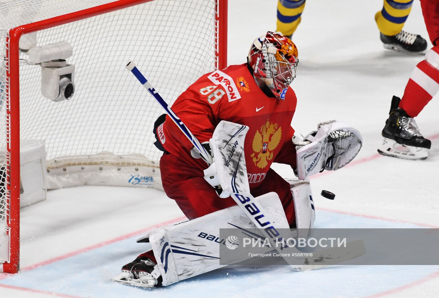 Вратарь сборной России Андрей Василевский в матче группового этапа чемпионата мира по хоккею между сборными командами Швеции и России. Место: Словакия, Братислава. Автор: Григорий Сысоев/РИА Новости. Хоккей. Чемпионат мира. Матч Швеция - Россия