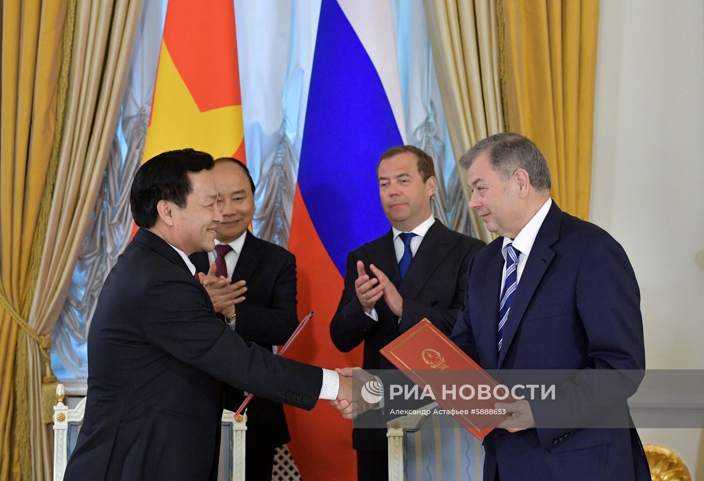 Премьер-министр РФ Дмитрий Медведев провел переговоры с премьер-министром Вьетнама Нгуен Суан Фуком