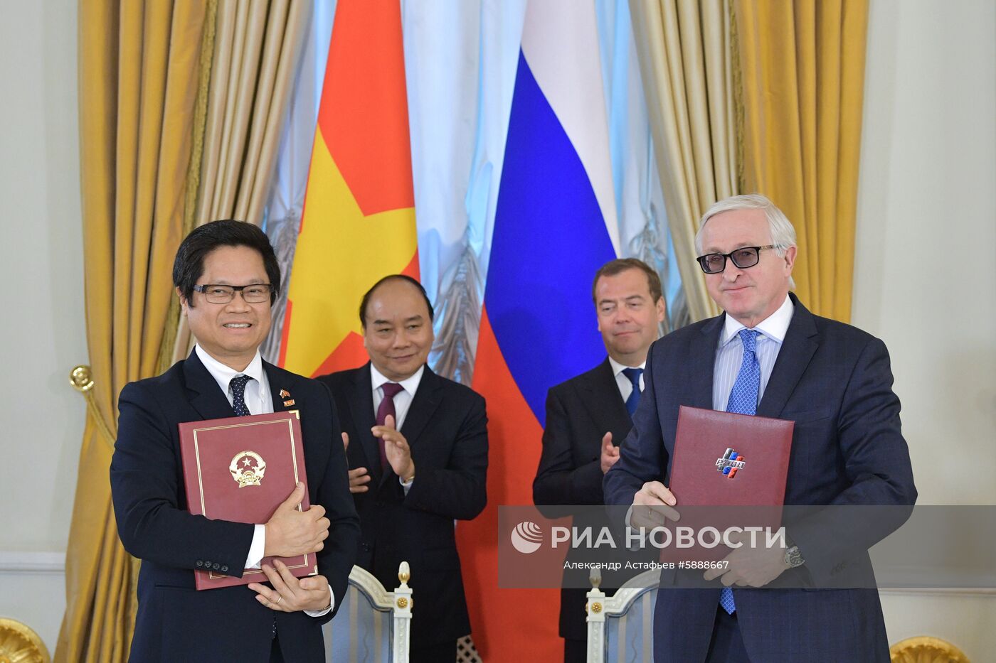 Премьер-министр РФ Дмитрий Медведев провел переговоры с премьер-министром Вьетнама Нгуен Суан Фуком