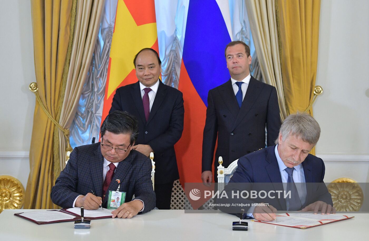Премьер-министр РФ Дмитрий Медведев провел переговоры с премьер-министром Вьетнама Нгуен Суан Фуком