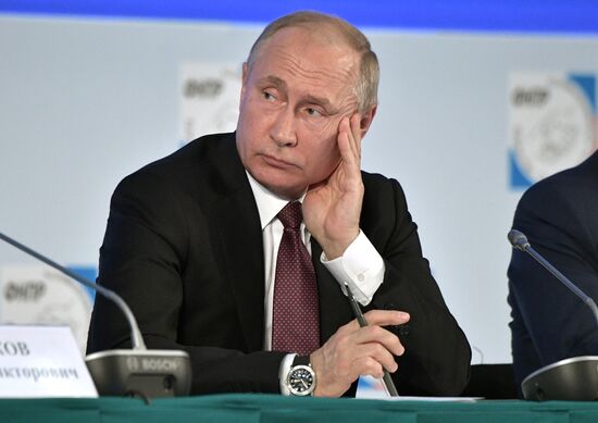 Президент РФ В. Путин выступил на съезде независимых профсоюзов России