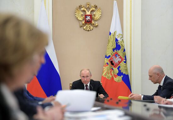 Президент РФ В. Путин провел совещание с членами правительства РФ