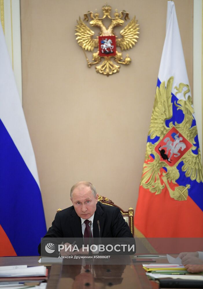 Президент РФ В. Путин провел совещание с членами правительства РФ