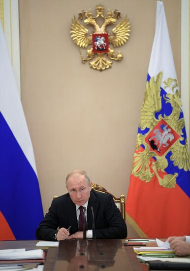 Президент РФ В. Путин провел совещание с членами правительства РФ