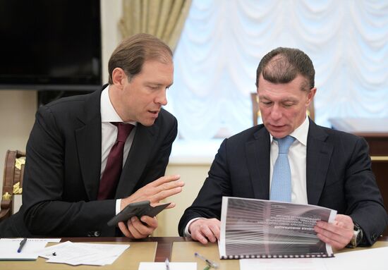 Президент РФ В. Путин провел совещание с членами правительства РФ