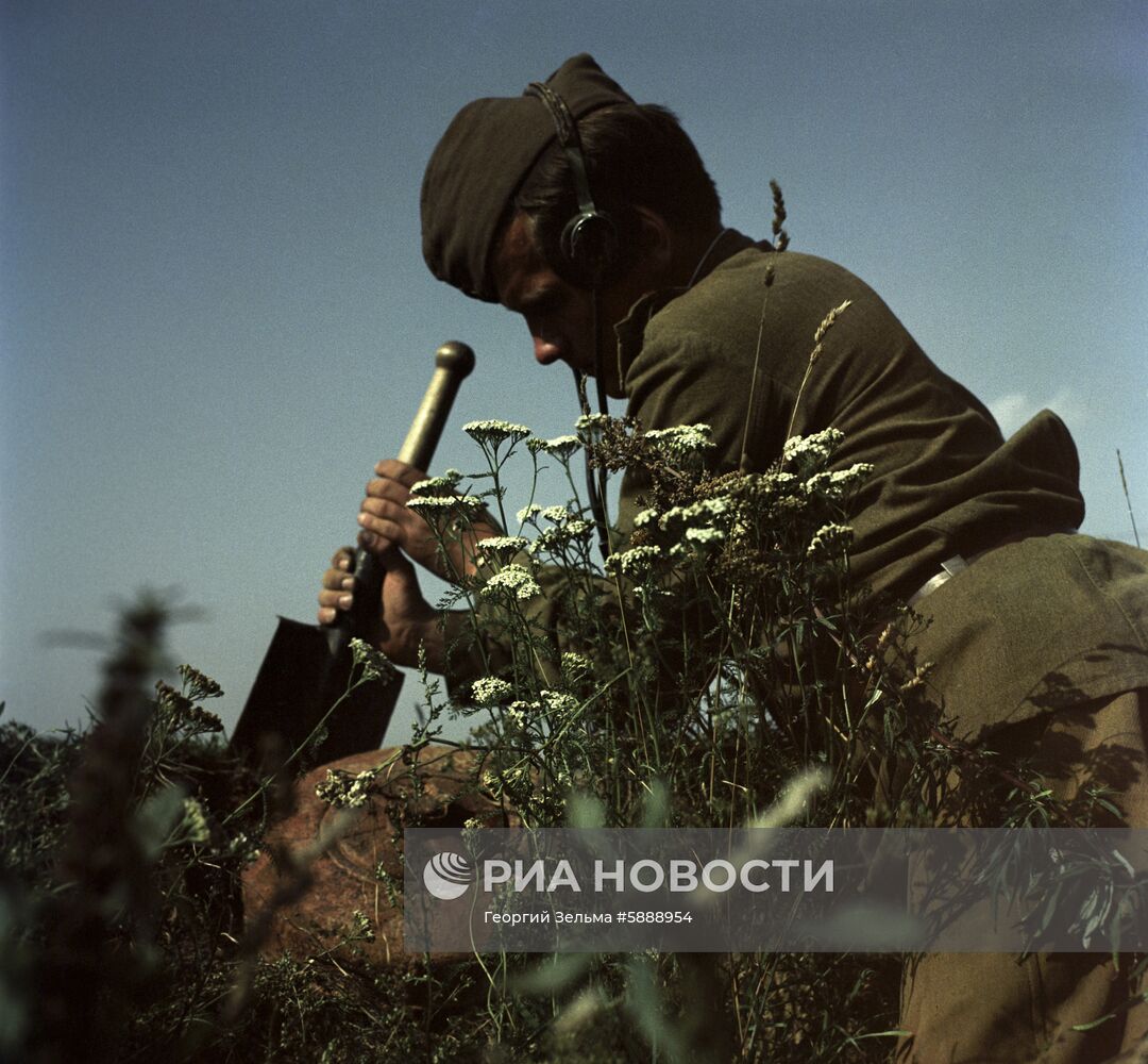 Сапер обезвреживает немецкую мину