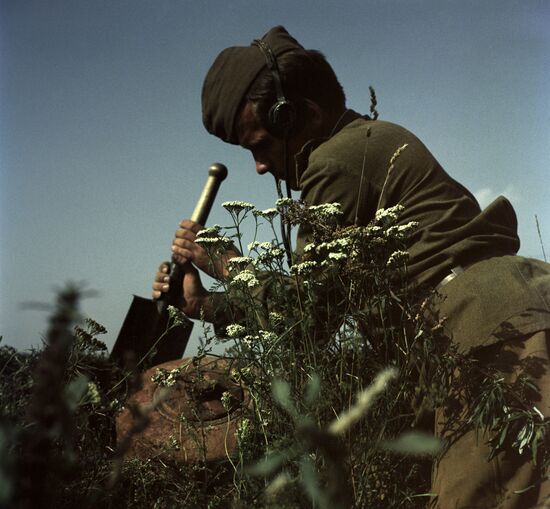 Сапер обезвреживает немецкую мину
