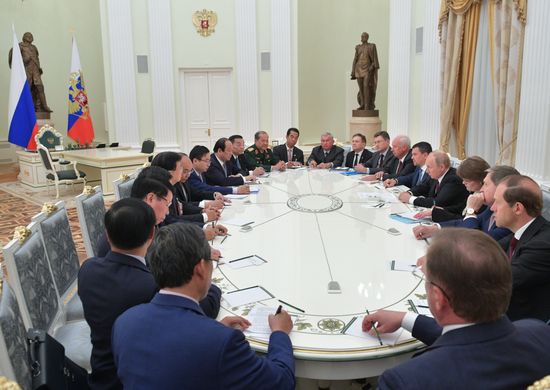 Президент РФ В. Путин встретился с главой правительства Вьетнама Н. С. Фуком