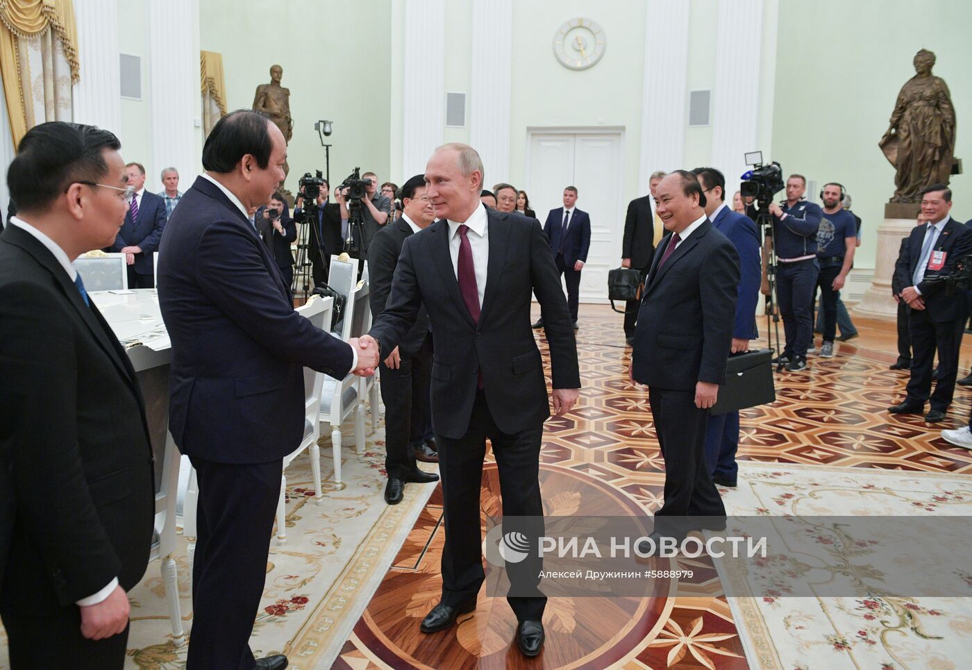 Президент РФ В. Путин встретился с главой правительства Вьетнама Н. С. Фуком