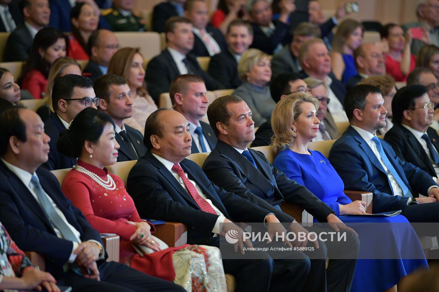 Премьер-министр РФ Дмитрий Медведев провел переговоры с премьер-министром Вьетнама Нгуен Суан Фуком