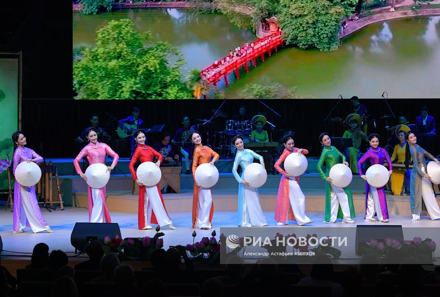 Премьер-министр РФ Дмитрий Медведев провел переговоры с премьер-министром Вьетнама Нгуен Суан Фуком