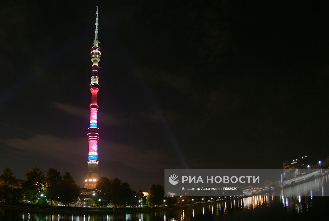 Останкинскую башню подсветили в честь победы ФК "Локомотив" в КР