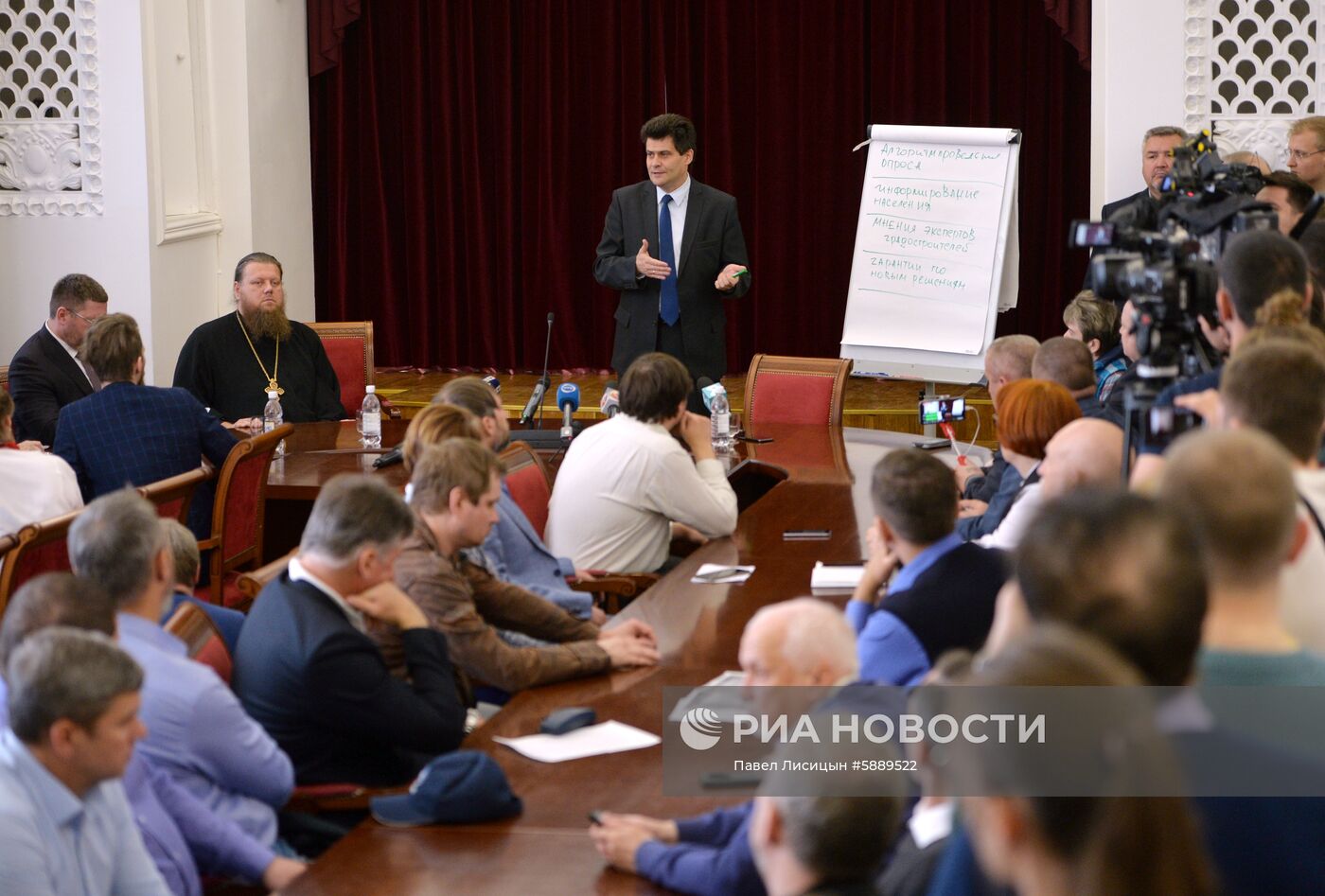 Мэр Екатеринбурга А. Высокинский встретился со сторонниками возведения храма 