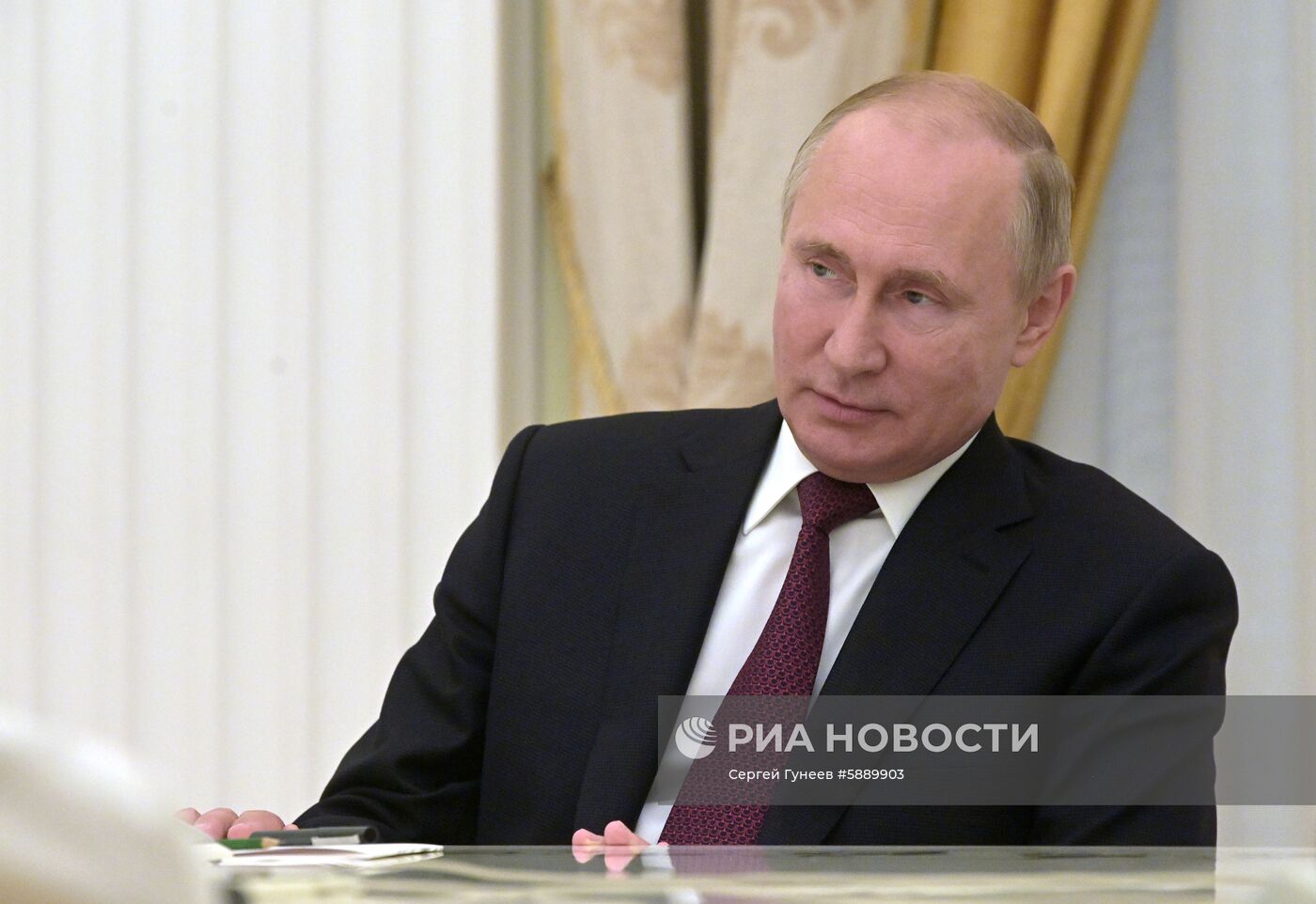 Президент РФ В. Путин встретился с бывшими главами регионов РФ
