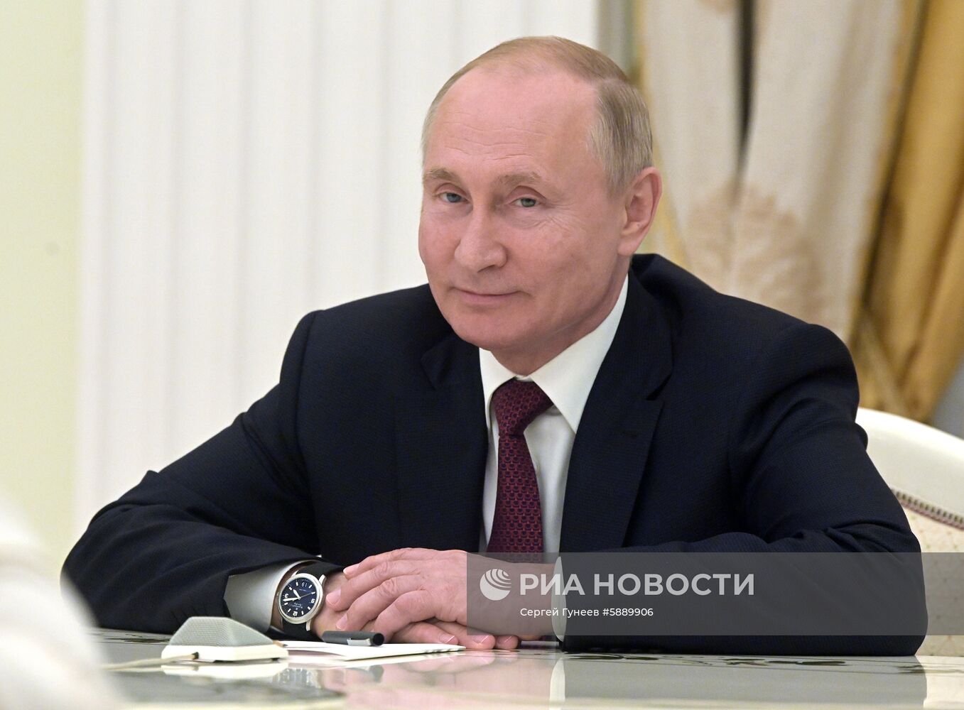 Президент РФ В. Путин встретился с бывшими главами регионов РФ