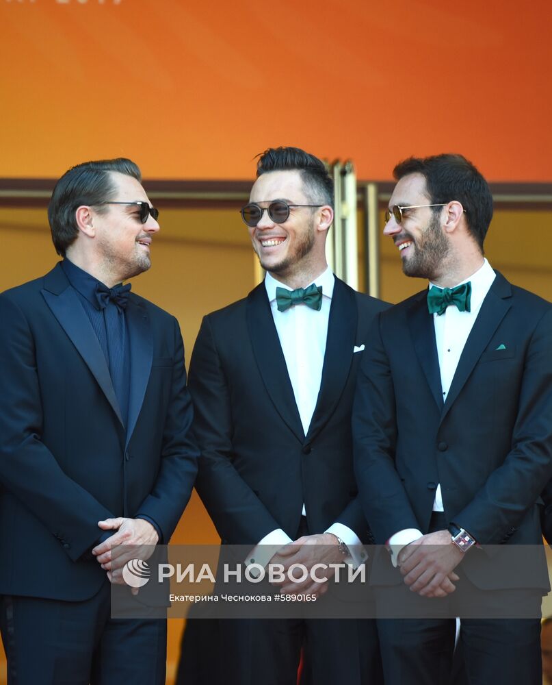 Аериканский актер Леонардо Ди Каприо, немецкий автогонщик Андре Лоттерер и французский автогонщик Жан-Эрик Вернь на красной дорожке премьеры фильма "Предатель" (Il Traditore) в рамках 72-го Каннского международного кинофестиваля. Место: Франция, Канн. Автор: Екатерина Чеснокова/РИА Новости. Каннский кинофестиваль. День десятый