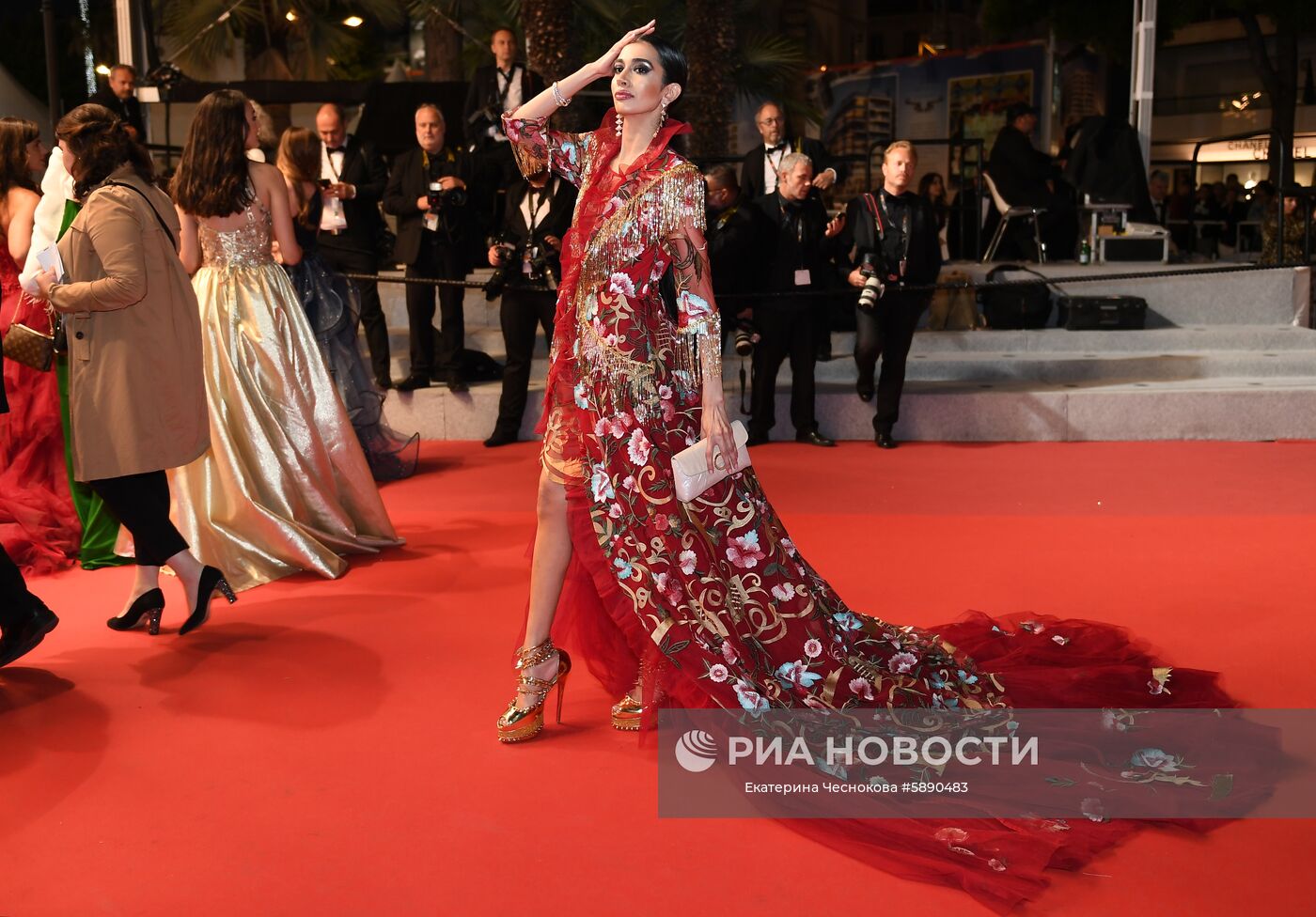 Гостья на красной дорожке премьеры фильма режиссера Абделатифа Кешиша "Мектуб, моя любовь 2" (Mektoub, My Love: Intermezzo) в рамках 72-го Каннского международного кинофестиваля. Место: Франция, Канн. Автор: Екатерина Чеснокова/РИА Новости. Каннский кинофестиваль. День десятый