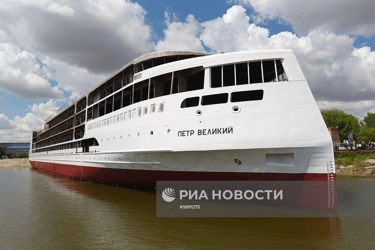 Первый российский круизный лайнер "Петр Великий" спустили на воду