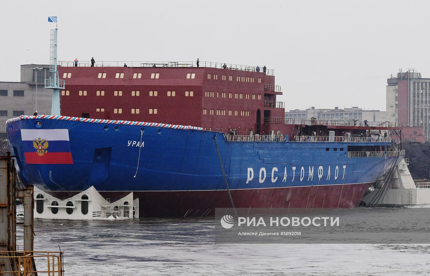 Спуск на воду атомного ледокола "Урал" в Санкт-Петербурге