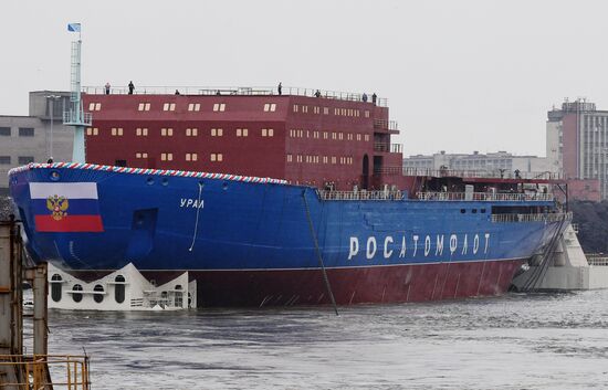 Спуск на воду атомного ледокола "Урал" в Санкт-Петербурге
