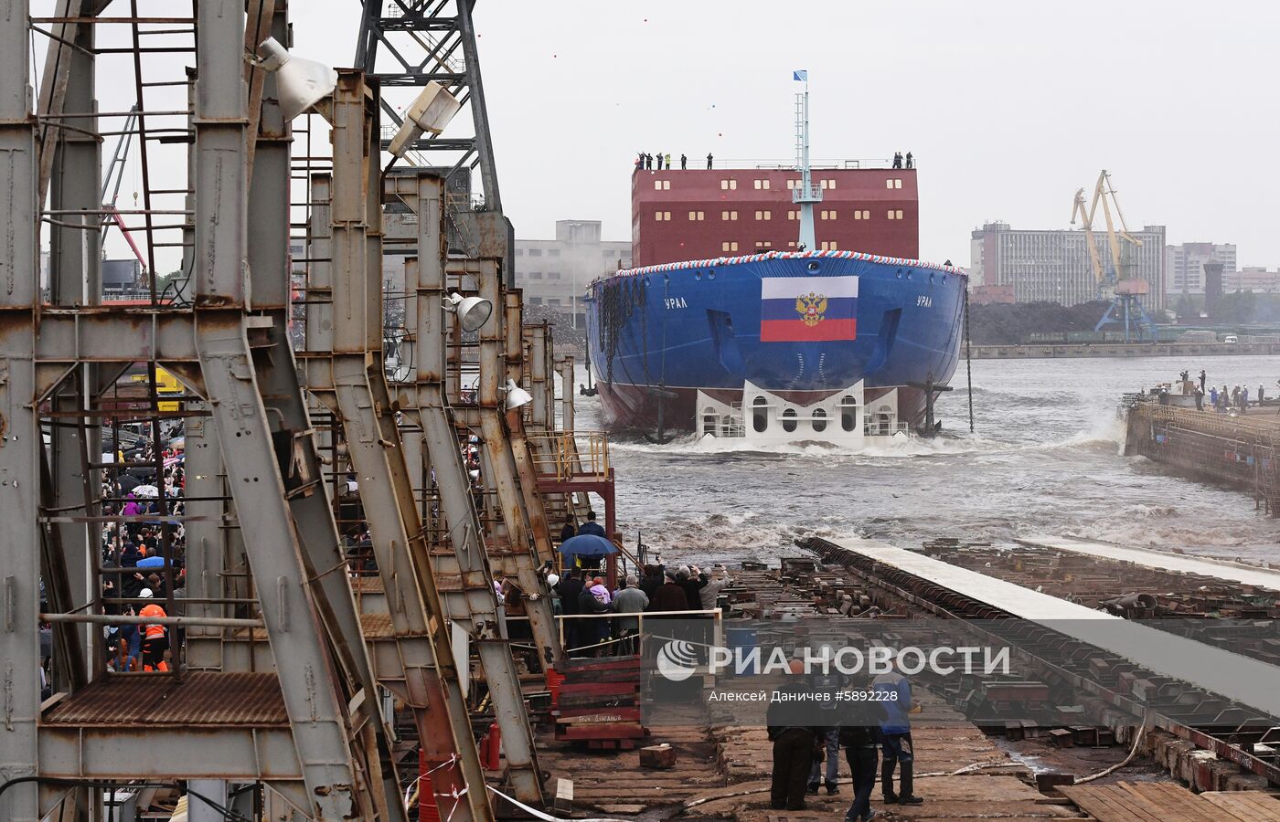 Спуск на воду атомного ледокола "Урал" в Санкт-Петербурге