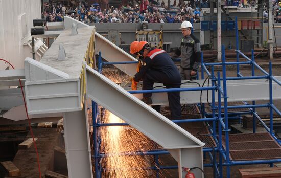 Спуск на воду атомного ледокола "Урал" в Санкт-Петербурге