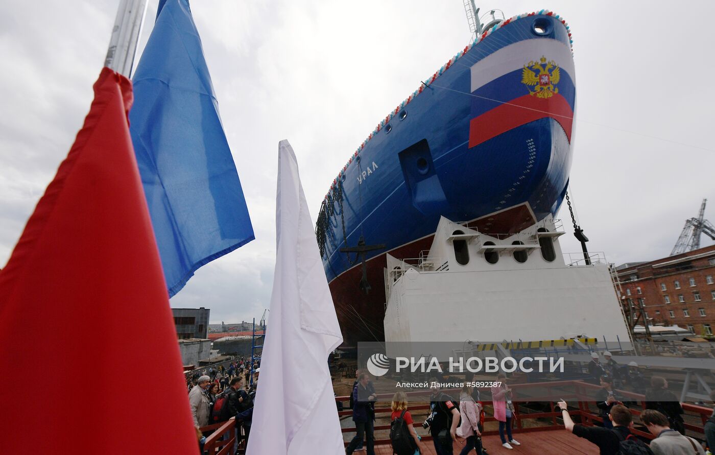 Спуск на воду атомного ледокола "Урал" в Санкт-Петербурге