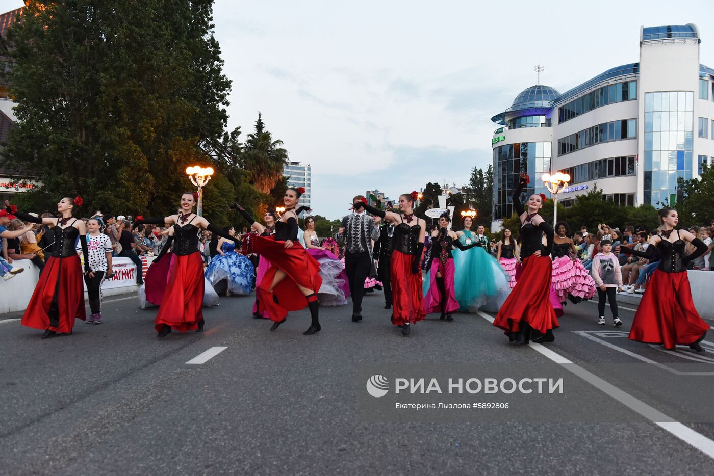 Карнавал в честь открытия курортного сезона в Сочи 