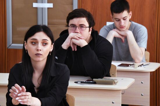 Сдача ЕГЭ по географии и литературе 