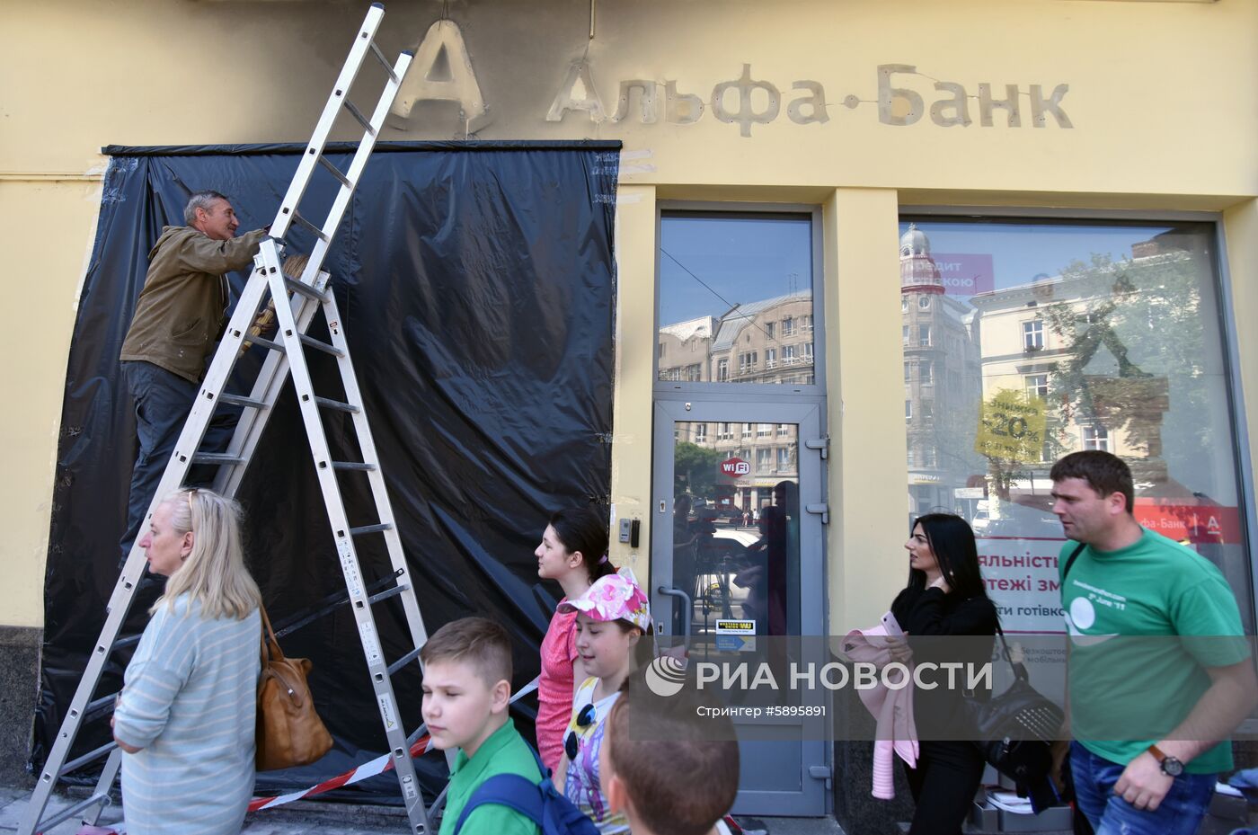 Во Львове подожгли отделение "Альфа-банка"