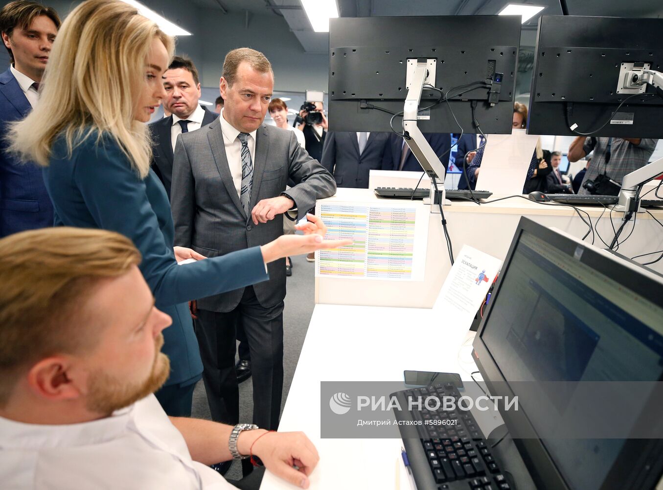 Премьер-министр РФ Д. Медведев посетил Центр управления регионом в Московской области