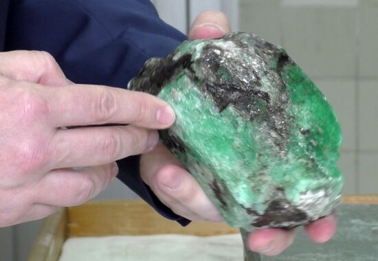 Крупнейший изумруд XXI века нашли на Урале