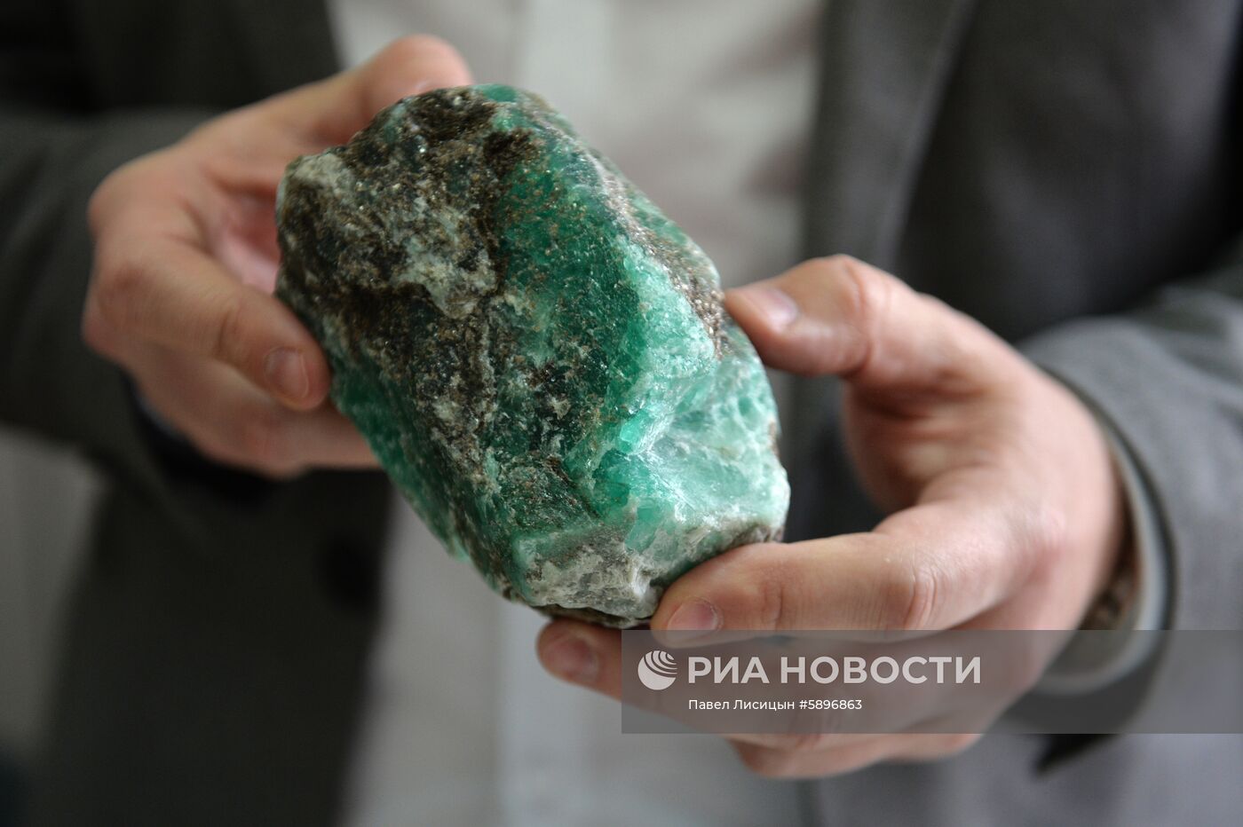 Крупнейший изумруд XXI века нашли на Урале