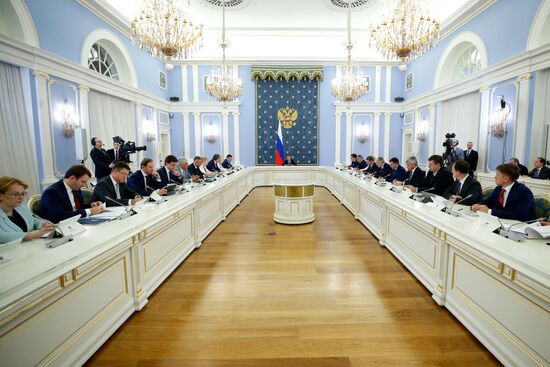  Премьер-министр РФ Д. Медведев провел заседание правительства РФ