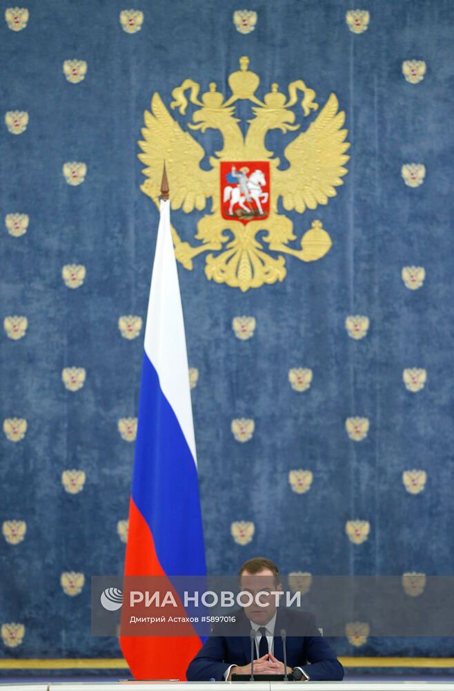 Премьер-министр РФ Д. Медведев провел заседание правительства РФ