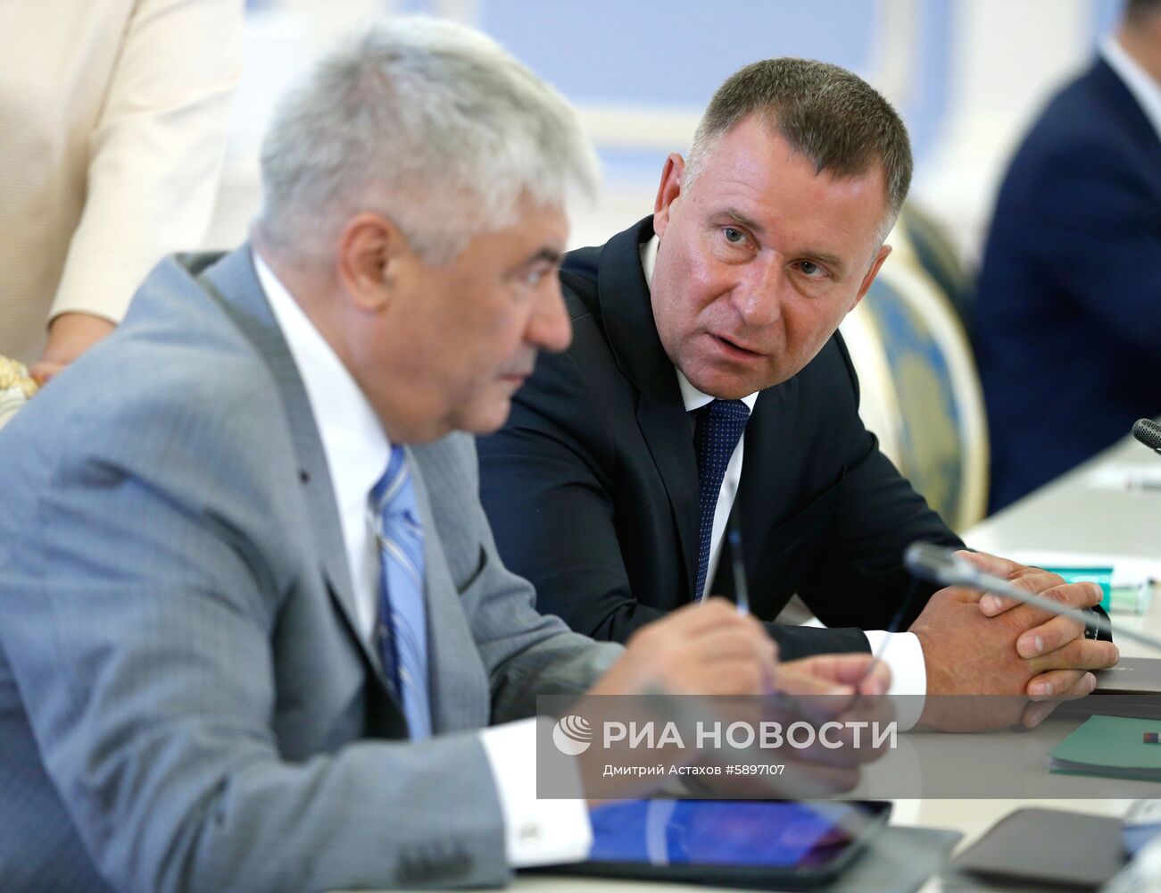 Премьер-министр РФ Д. Медведев провел заседание правительства РФ