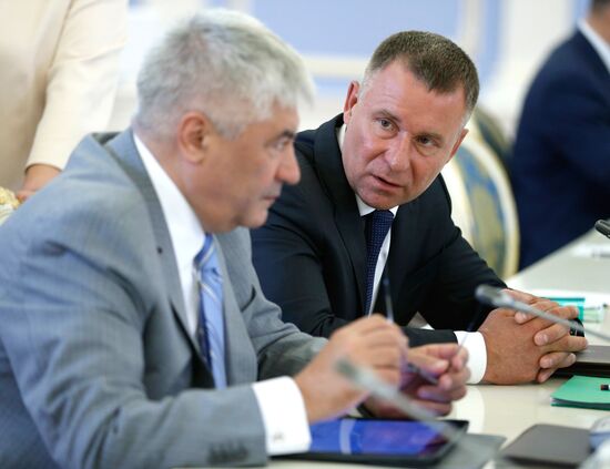  Премьер-министр РФ Д. Медведев провел заседание правительства РФ