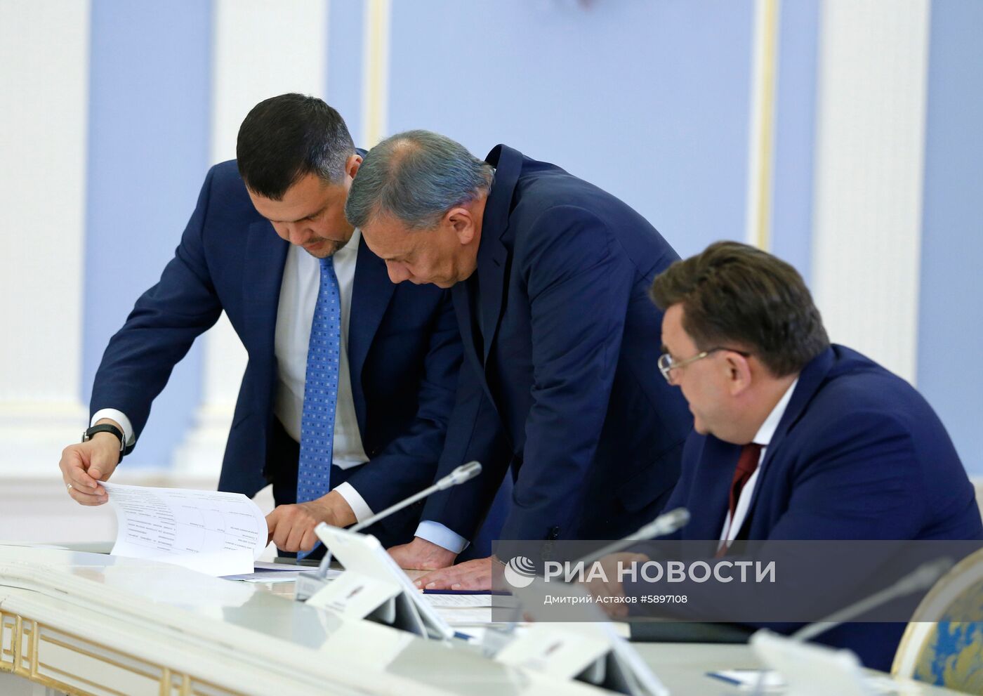 Премьер-министр РФ Д. Медведев провел заседание правительства РФ