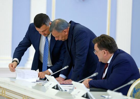  Премьер-министр РФ Д. Медведев провел заседание правительства РФ