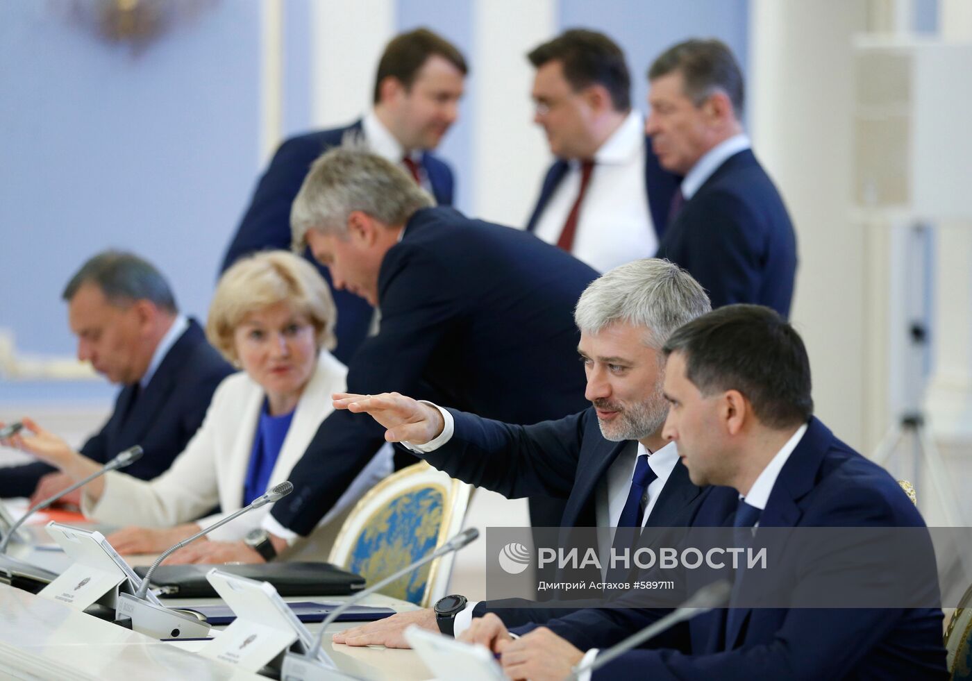 Премьер-министр РФ Д. Медведев провел заседание правительства РФ