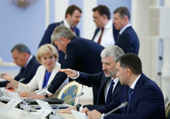  Премьер-министр РФ Д. Медведев провел заседание правительства РФ