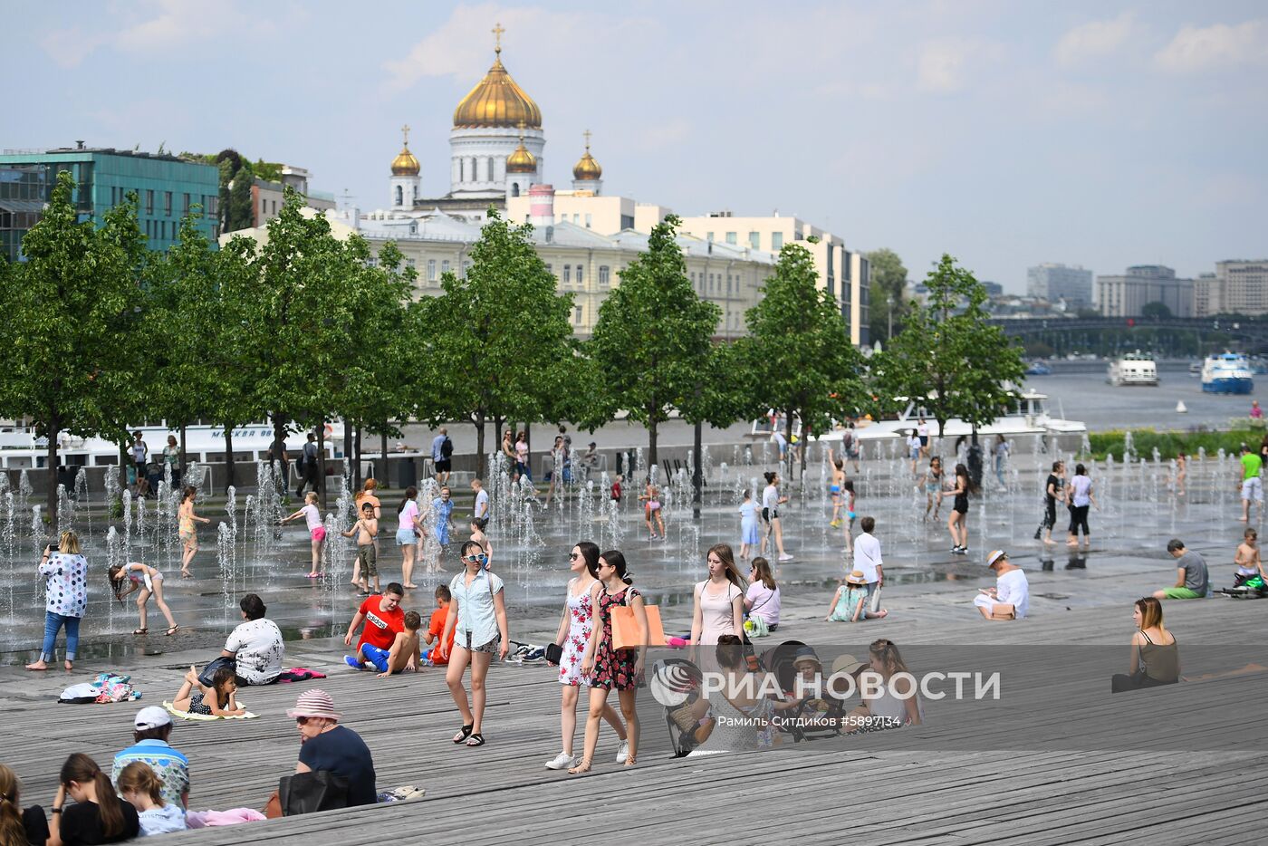 Горожане отдыхают у фонтанов в парке искусств "Музеон". В столичный регион пришла аномально жаркая погода. 29 мая ожидается сильная жара с повышением температуры до плюс 30-31 градуса по Цельсию. Место: Россия, Москва. Автор: Рамиль Ситдиков/РИА Новости. Жара в Москве